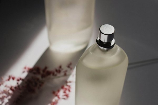 Découvrez les secrets des marques de luxe et parfums les plus envoûtants