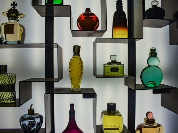 Les secrets de la popularité des parfums de luxe : tendances et incontournables