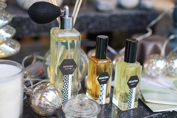 L'Histoire méconnue des parfums de luxe : Voyage olfactif à travers les Âges